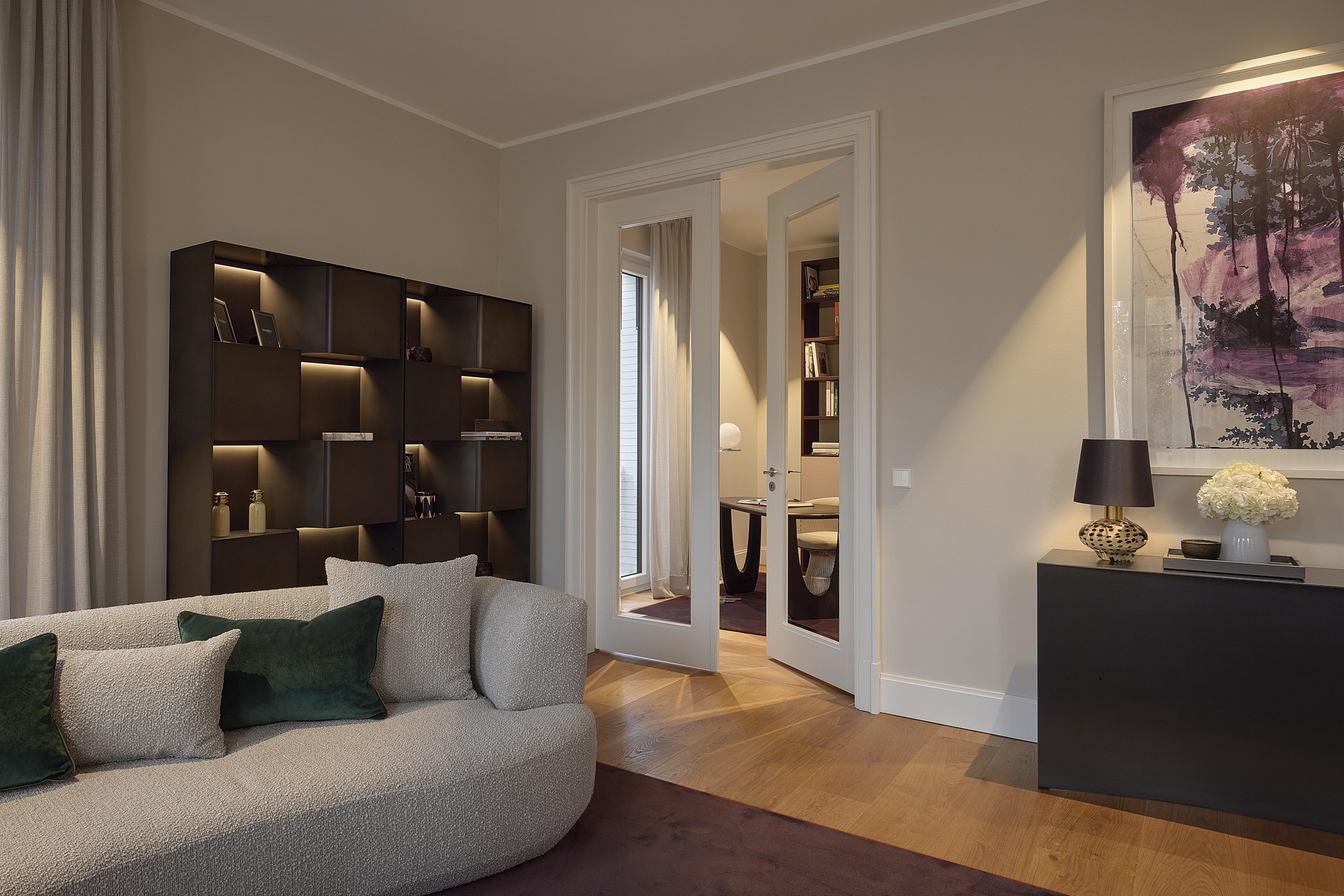 Wohnzimmer und Büro der luxuriös ausgestattete Musterwohnug in der SOPHIE in den Sophienterrassen.