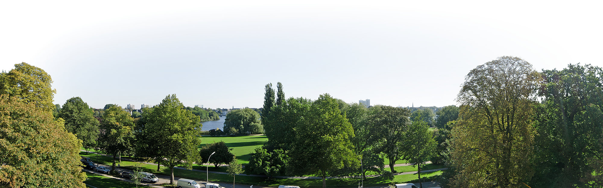 Ausblick bis zur Alster mit grünem Ufer von die Sophienterrassen aus.