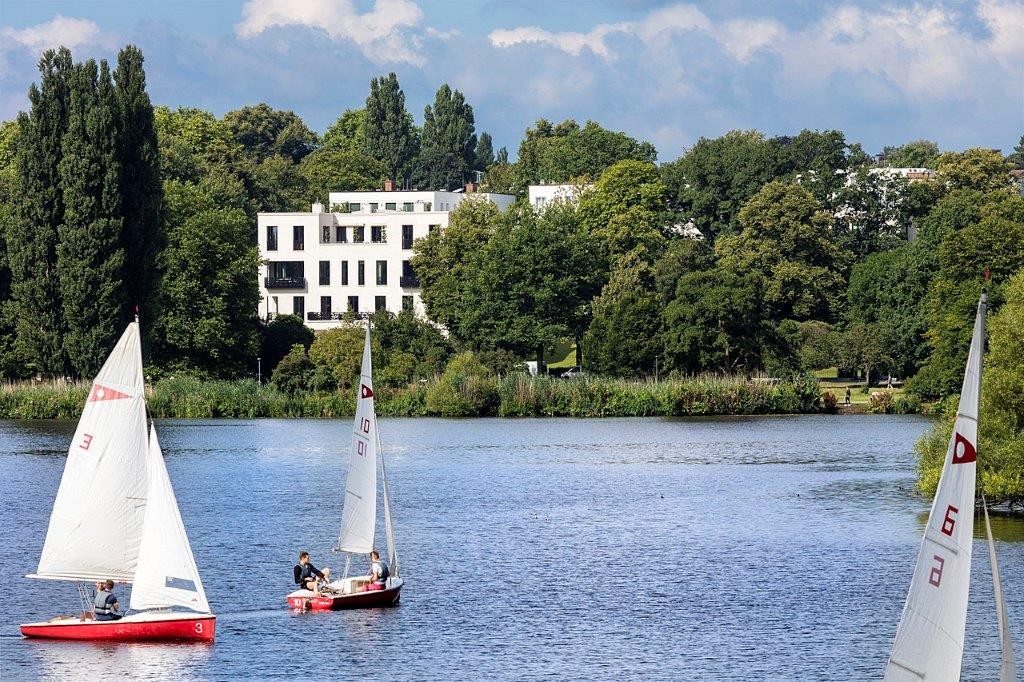 Segelboote auf der Alster mit blick auf die Sophienterrassen