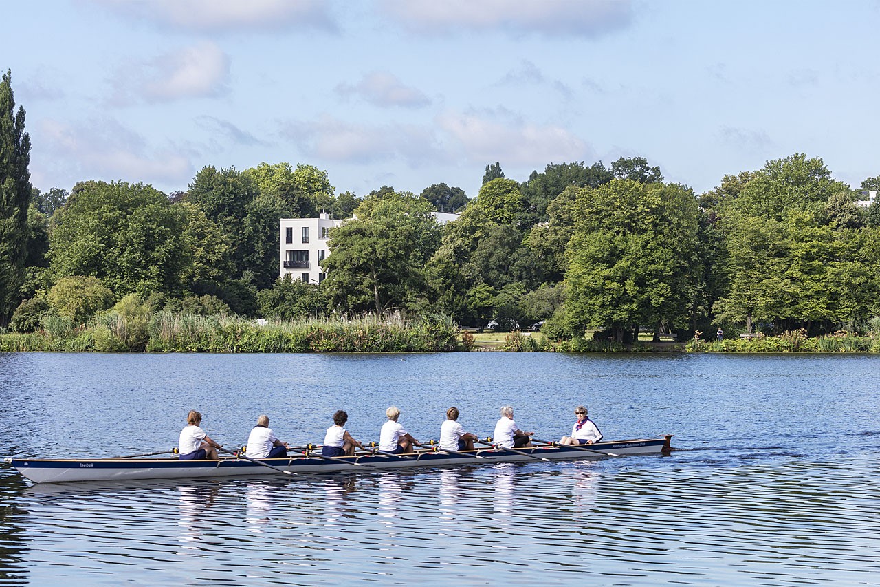 Rowing boat on the Alster with a view of a Sophienterrassen Alster villa