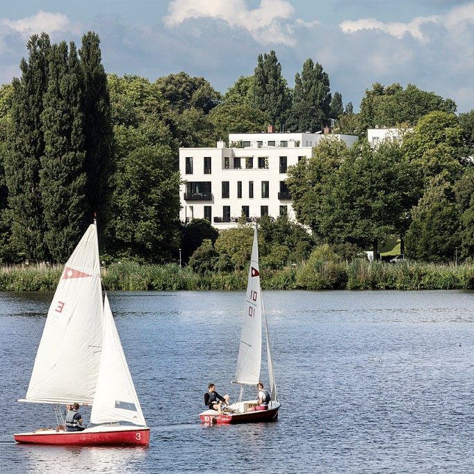 Ein Blick von der Alster auf die Alstervillen in den Sophienterrassen in Hamburg