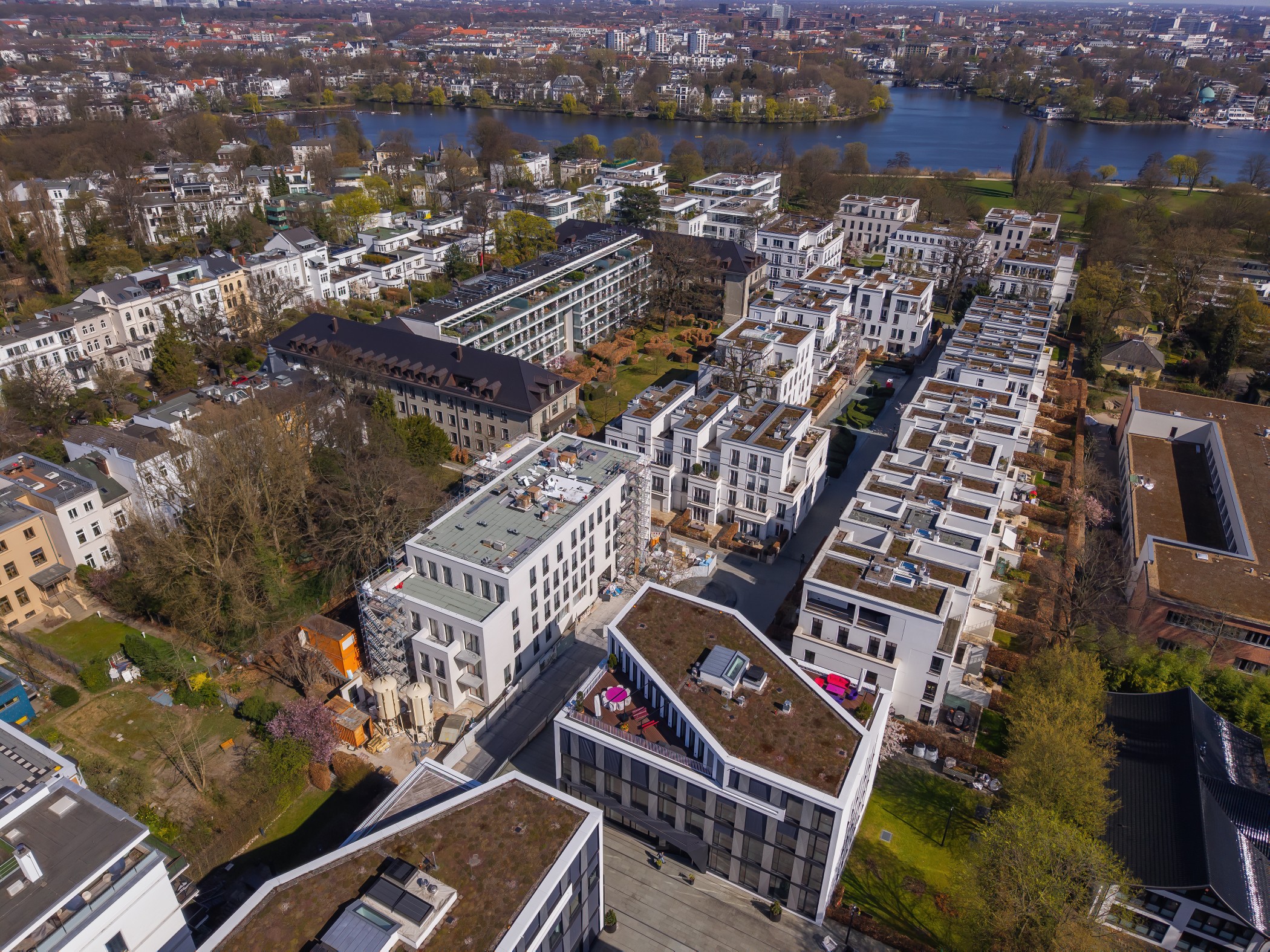 Luftbild der Sophienterrassen mit der SOPHIE im Mittelpunkt in Hamburg-Harvestehude.