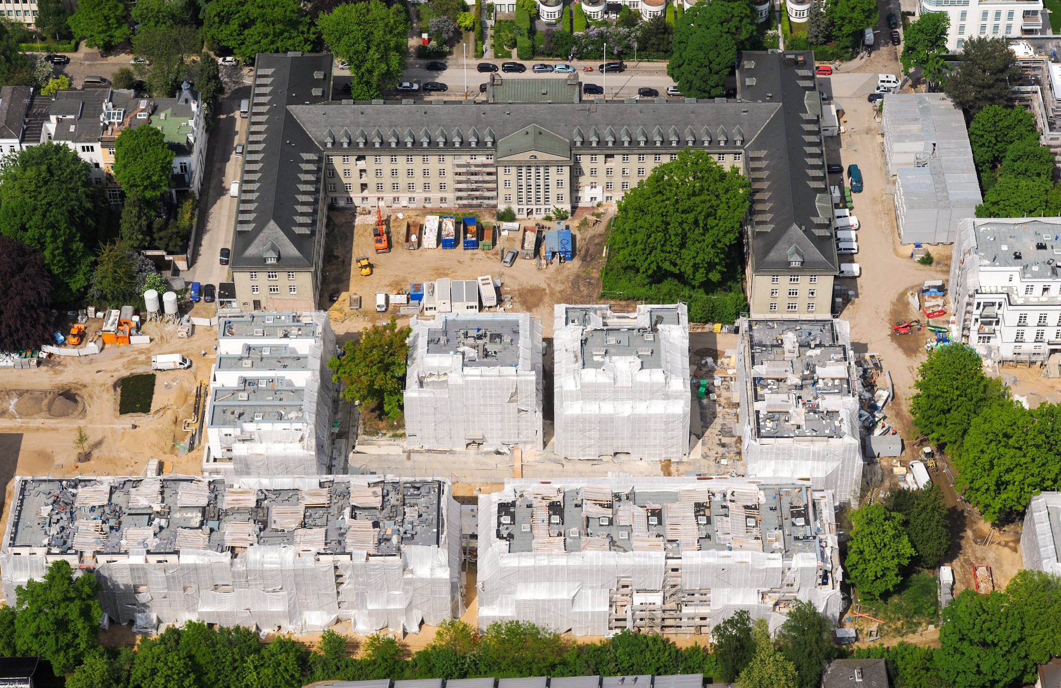 Aerial view of the Sophienterrassen construction site with the historic main building and the building shells