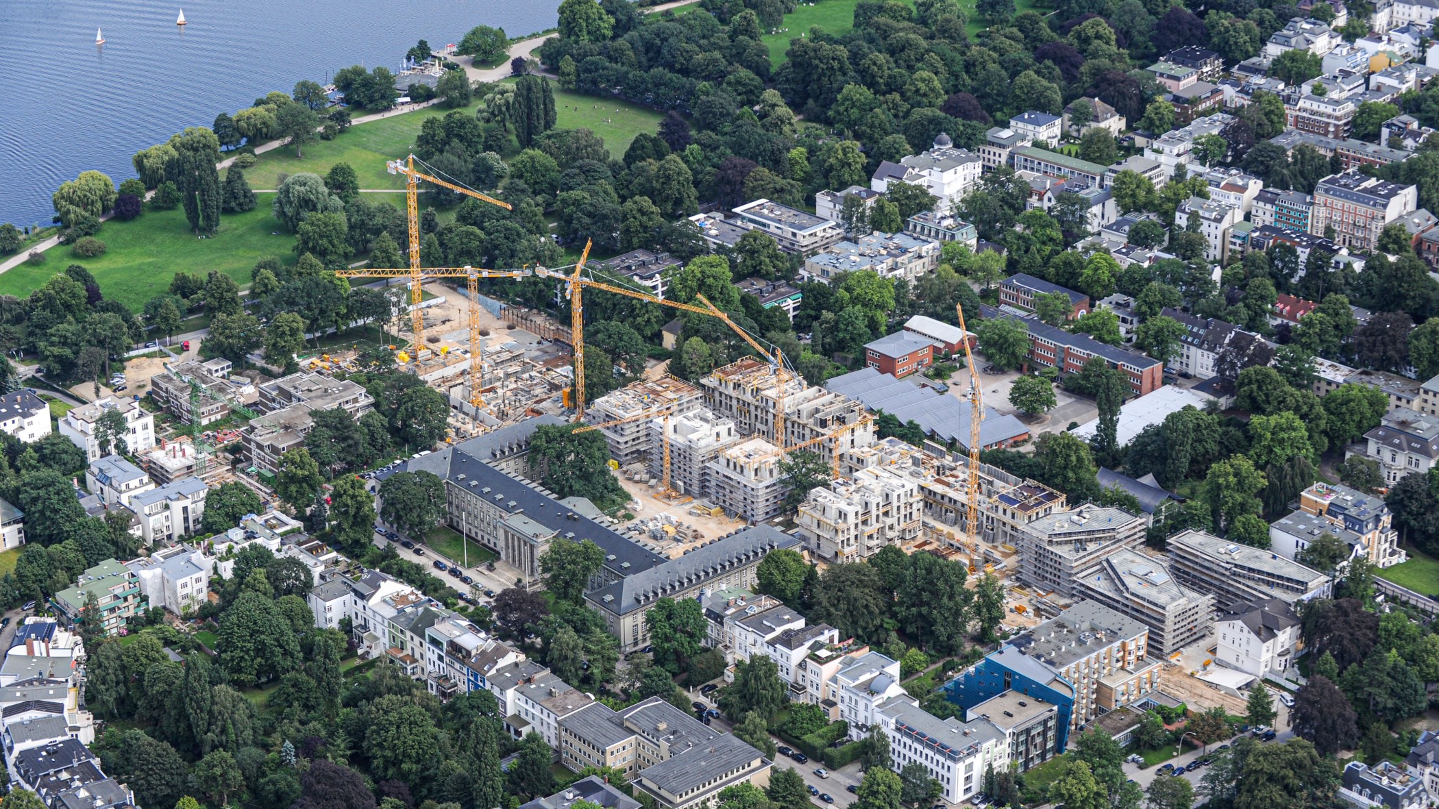 Aerial view of the Sophienterrassen under construction with cranes, the Alster in the background