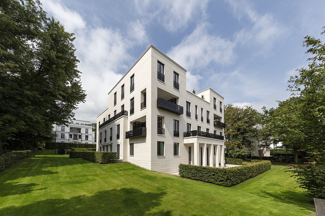 White villa with a hedge garden and old trees in the Sophienterrassen