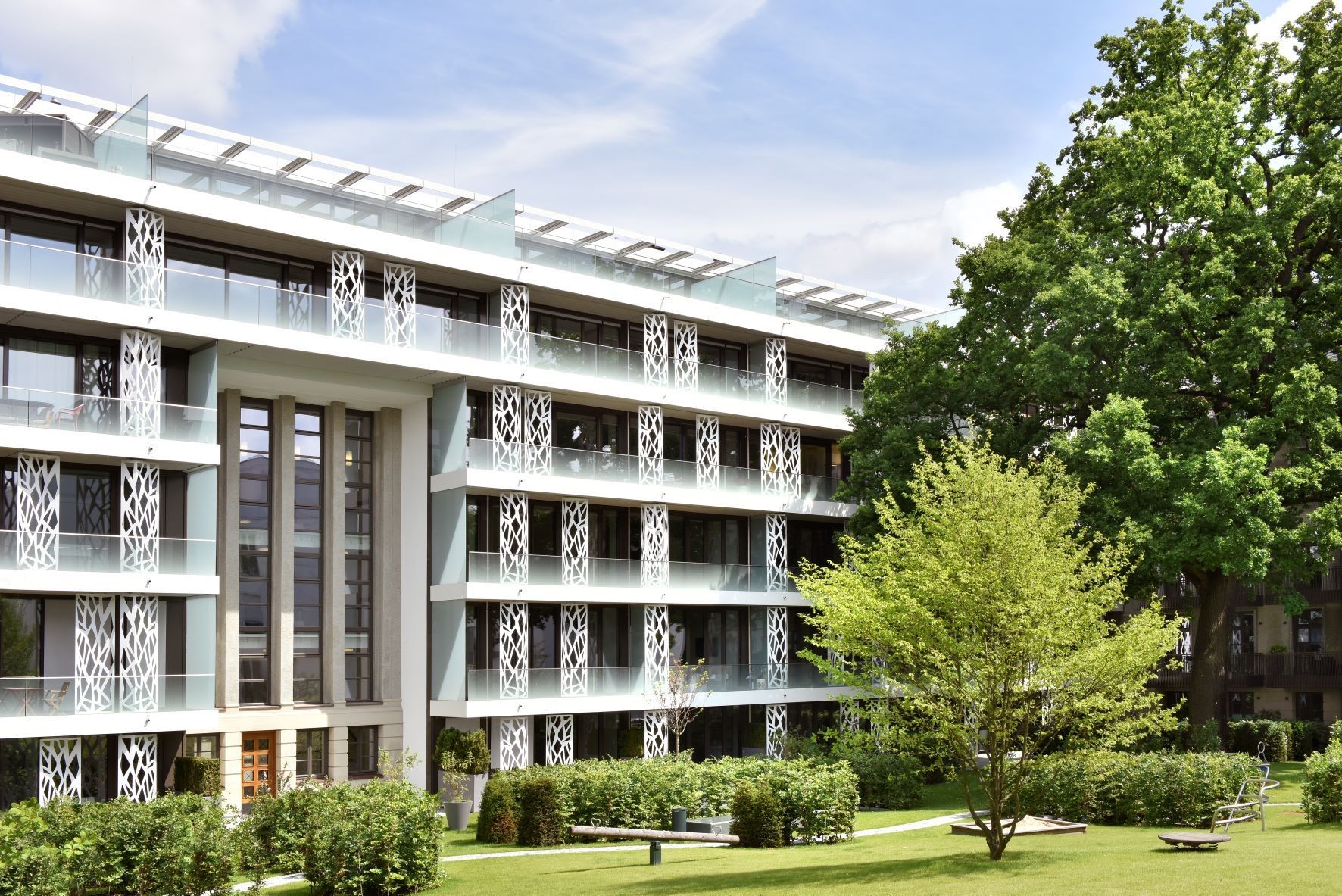 Residential building with ornamental balcony screens and garden in the Sophienterrassen