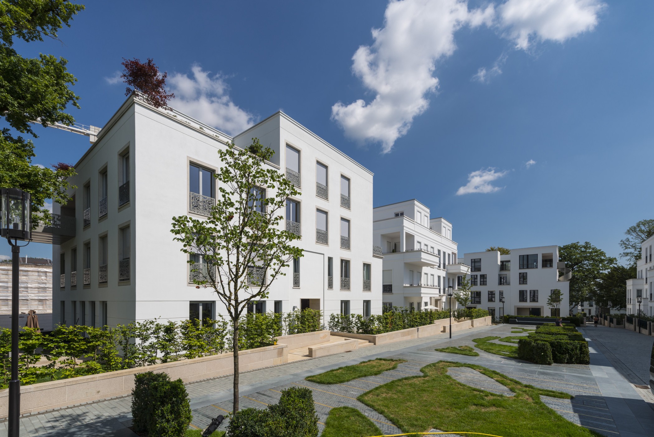 Landscaped square with lawn and granite areas in front of the new Sophienterrassen buildings