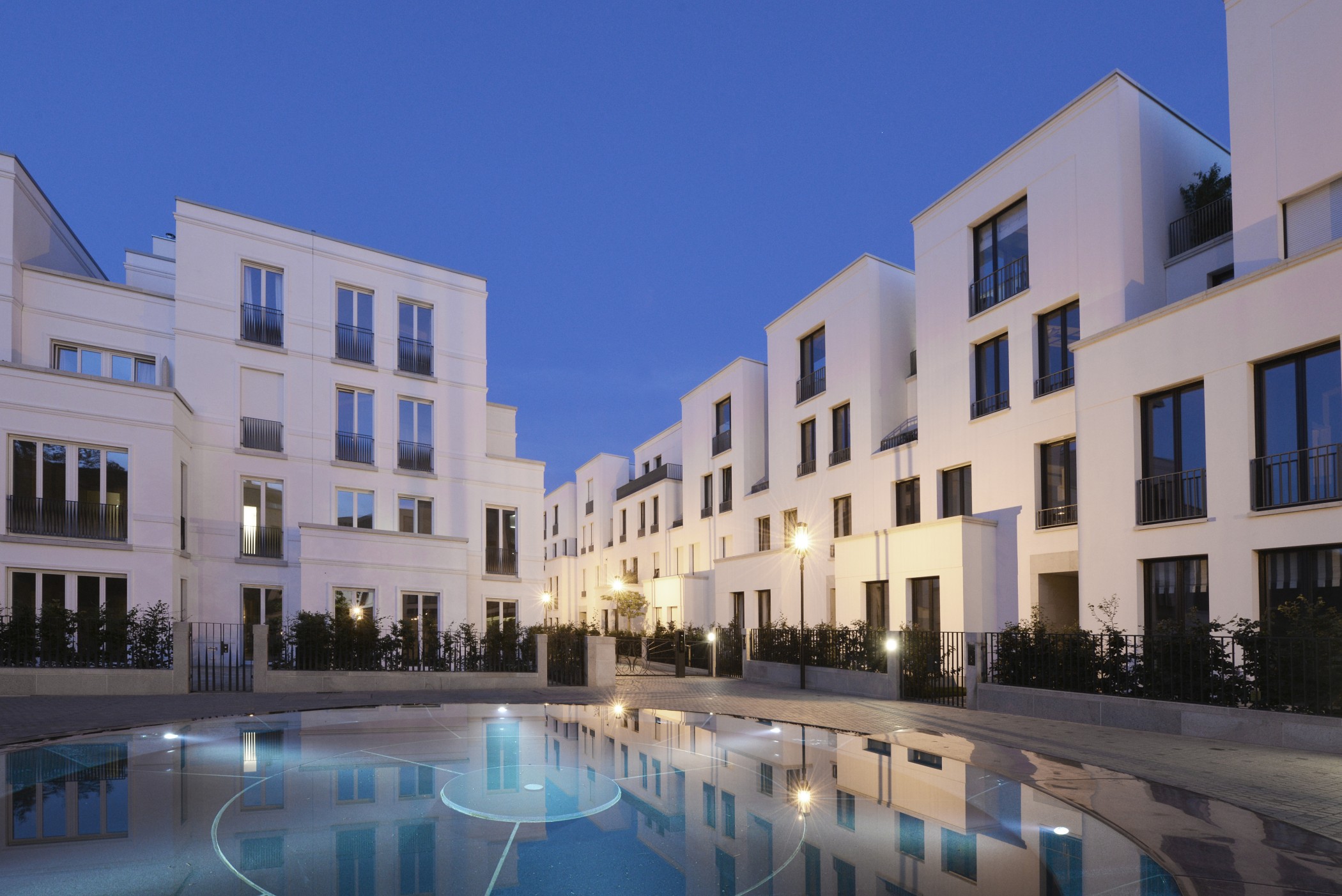 Blue hour at the illuminated water basin between the Sophienterrassen townhouses